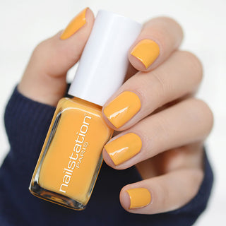 ambre-yellow nail polish in hand-nailstation paris